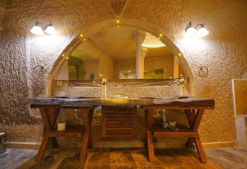 プレジデントスイートルーム, Shoestring Cave House