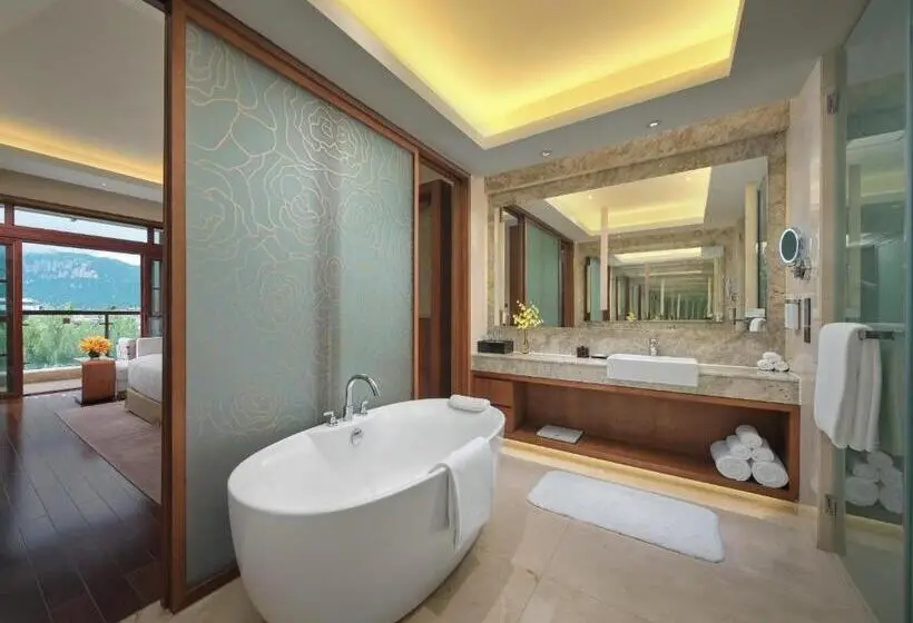 キングサイズベッドのスイートルーム, Hualuxe Hotels & Resorts Kunming, An Ihg