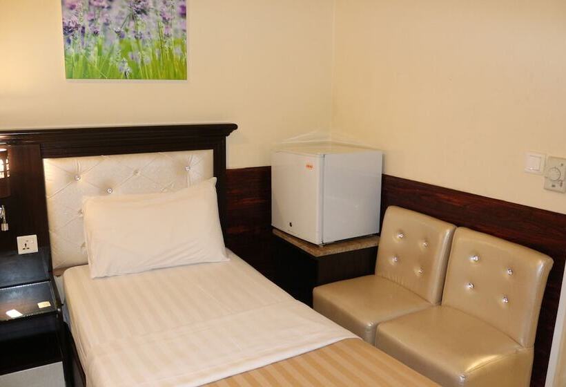 标准三人间, Mariana