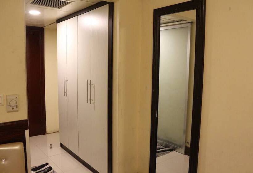 标准三人间, Mariana