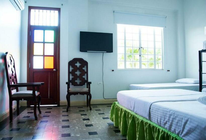 Economy Quadruple Room, Savoy