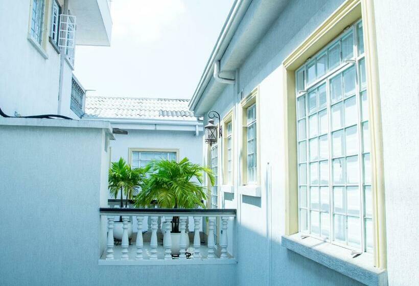 3 Kişilik Temel Oda, Savoy