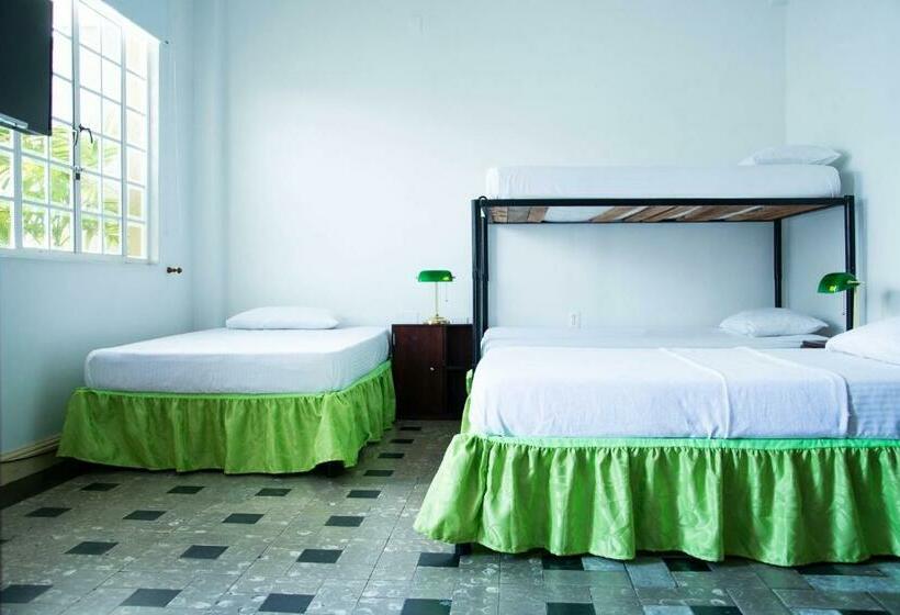 Economy Quadruple Room, Savoy