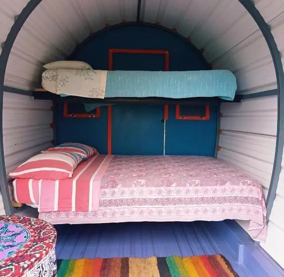 Standard Kolmen Hengen Huone Allasnäkymä, La Pacha Hostel
