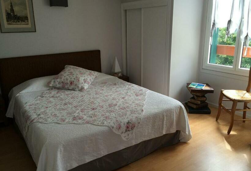 Номер Стандарт с Балконом, Guest House Maison Iratzean