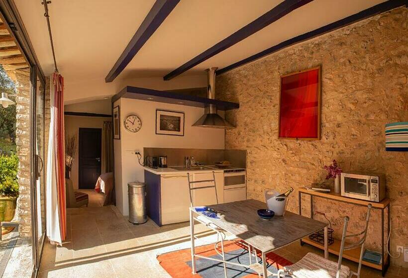 스탠다드 스튜디오, Le Clos Des Amandiers
