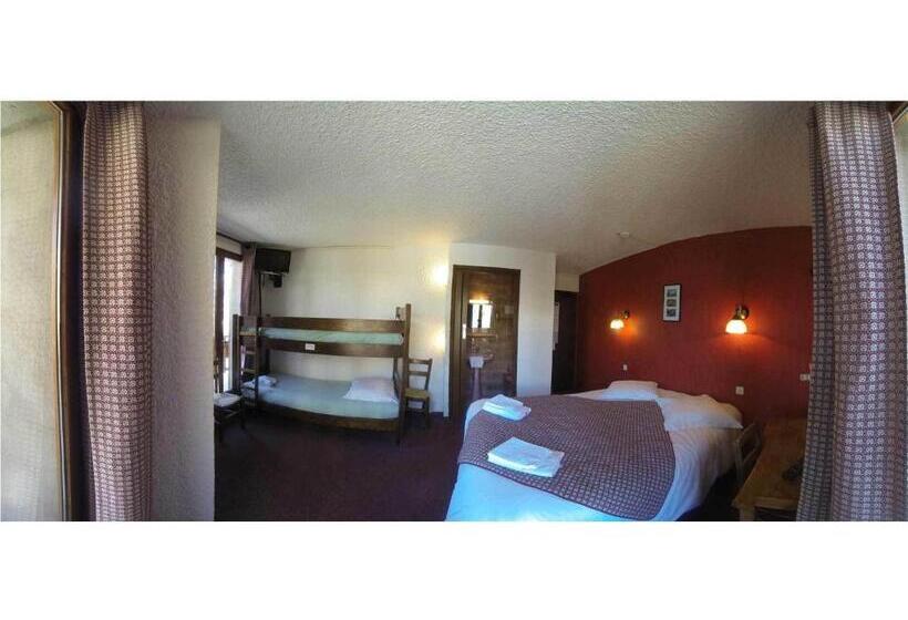 חדר לארבעה סטנדרטי עם מרפסת, Hôtel Les Gardettes