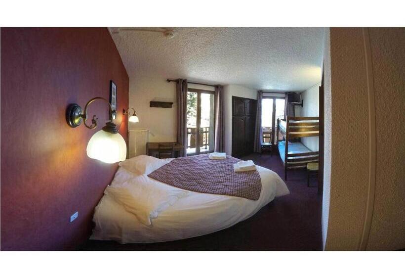 חדר לארבעה סטנדרטי עם מרפסת, Hôtel Les Gardettes