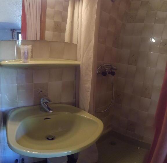 חדר סטנדרט חדר אמבטיה משותף, Hôtel Les Gardettes