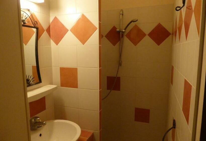 חדר סטנדרט לשלושה, Le Bannier Hotel Restaurant