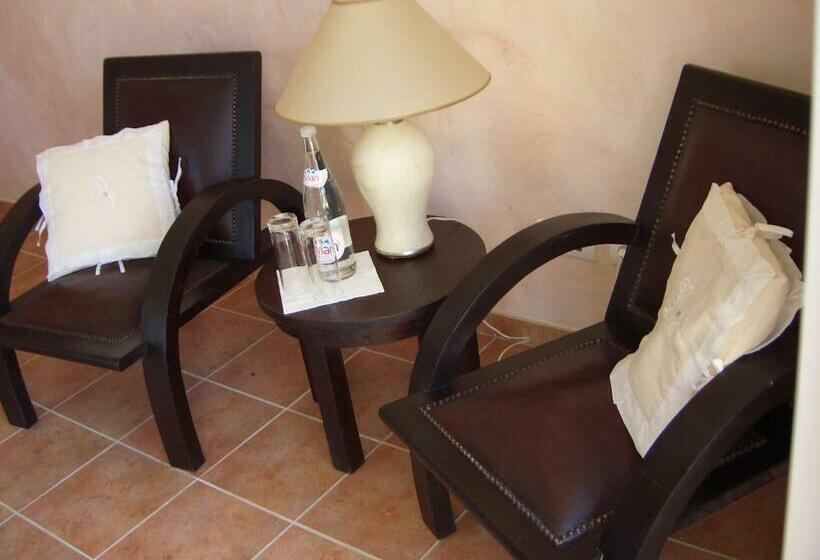 带泳池观景的豪华房, La Bastide De Font Clarette