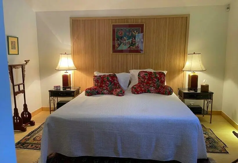 Chambre Standard Intérieure, La Cour Carrée