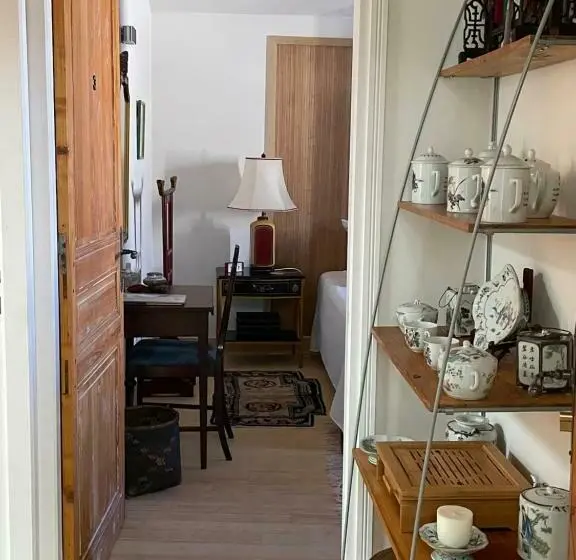 Chambre Standard Intérieure, La Cour Carrée