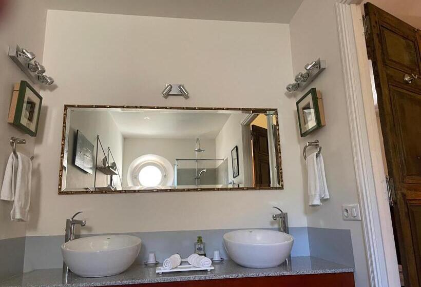 Comfort room with mountain view, La Cour Carrée