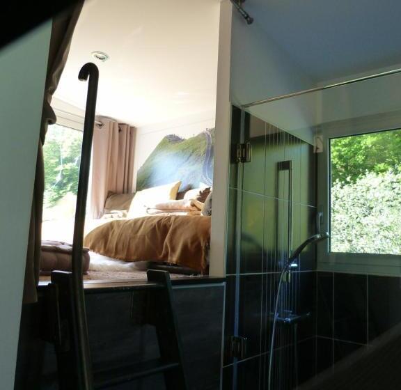 חדר סטנדרט לשלושה עם מרפסת, Aux 500 Diables Eco Lodge