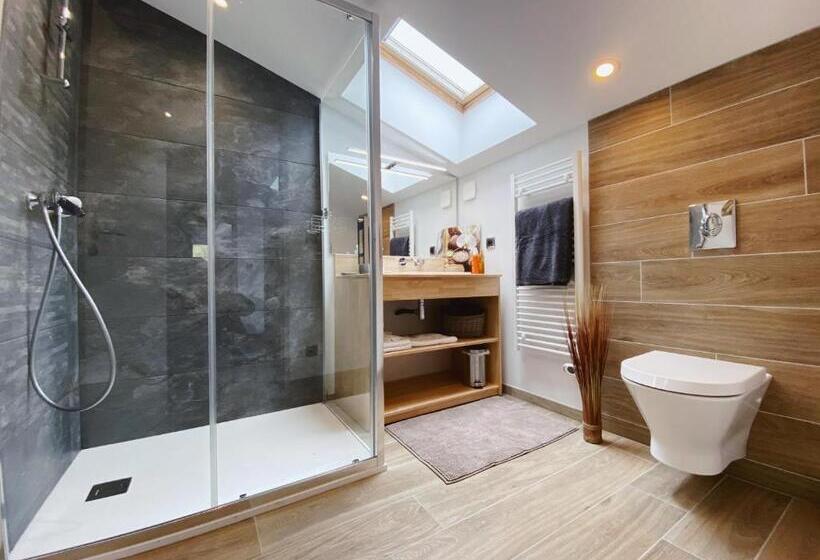 מיטת קינג בסוויטה, Aux 500 Diables Eco Lodge