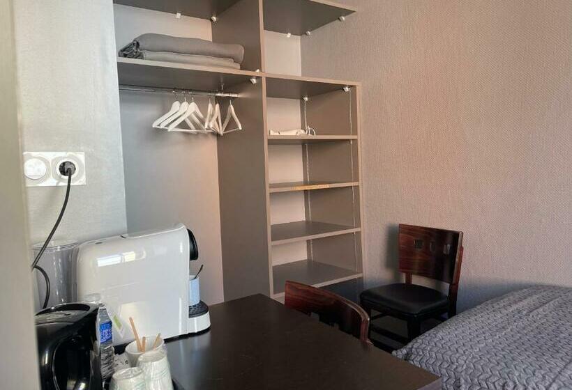 标准三人间, Logis Hotel Castel De Mirambel