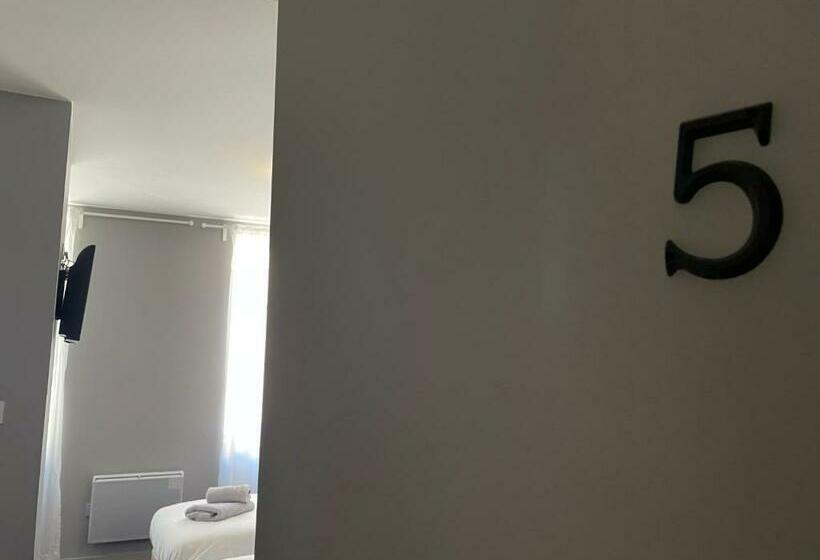 标准三人间, Logis Hotel Castel De Mirambel