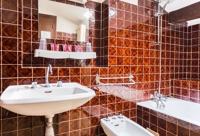 חדר משפחתי, Trinquet