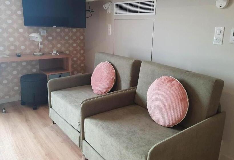 חדר סטנדרט לארבעה, Trinquet