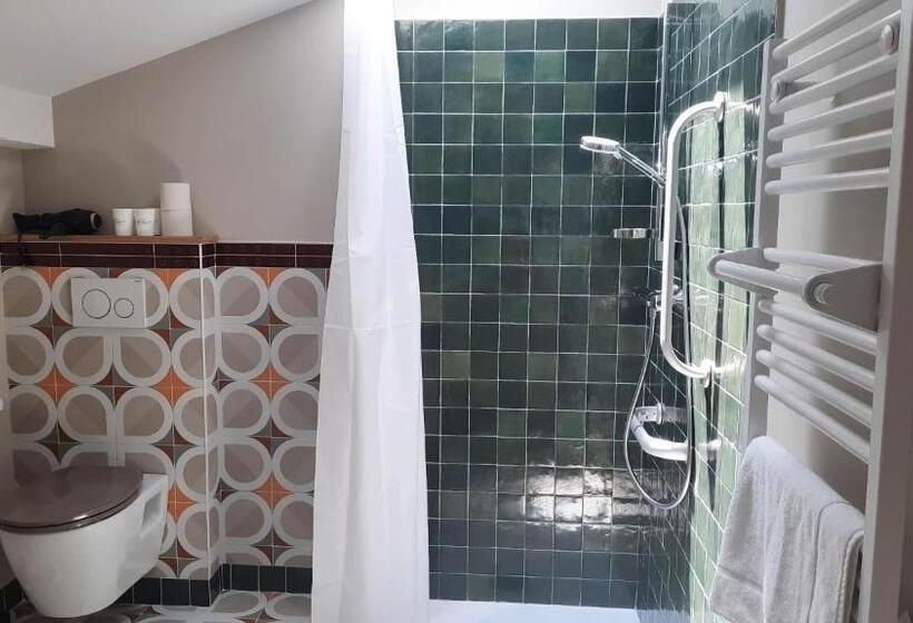 חדר משפחתי, Trinquet