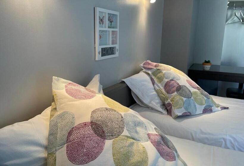 家庭间, Logis Hotel Castel De Mirambel