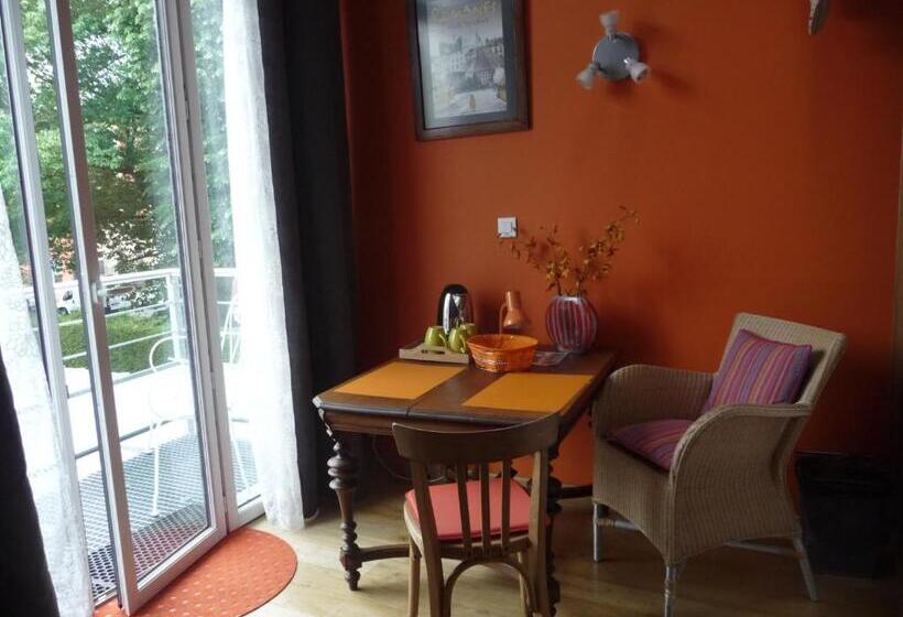 Студио Стандарт с Балконом, Au Troubadour