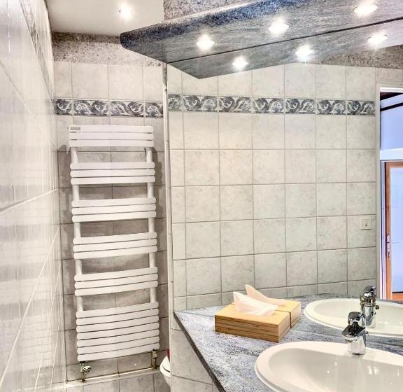 חדר משפחתי, Le Barry Du Grand Chemin