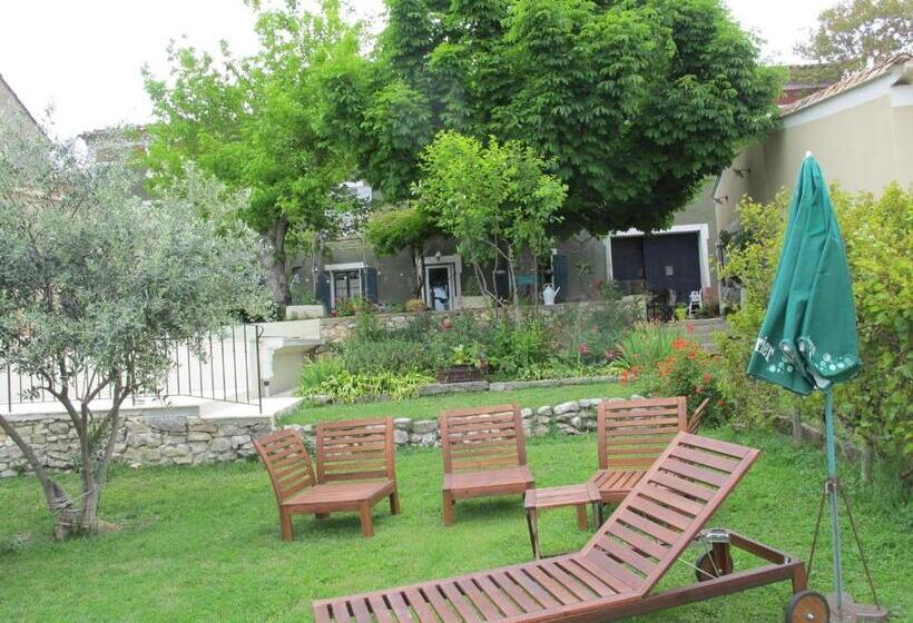 غرفة قياسية, Lou Cardalines