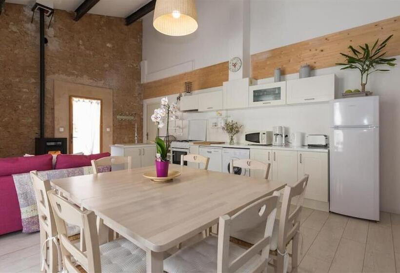 شقة غرفة واحدة, Lou Cardalines