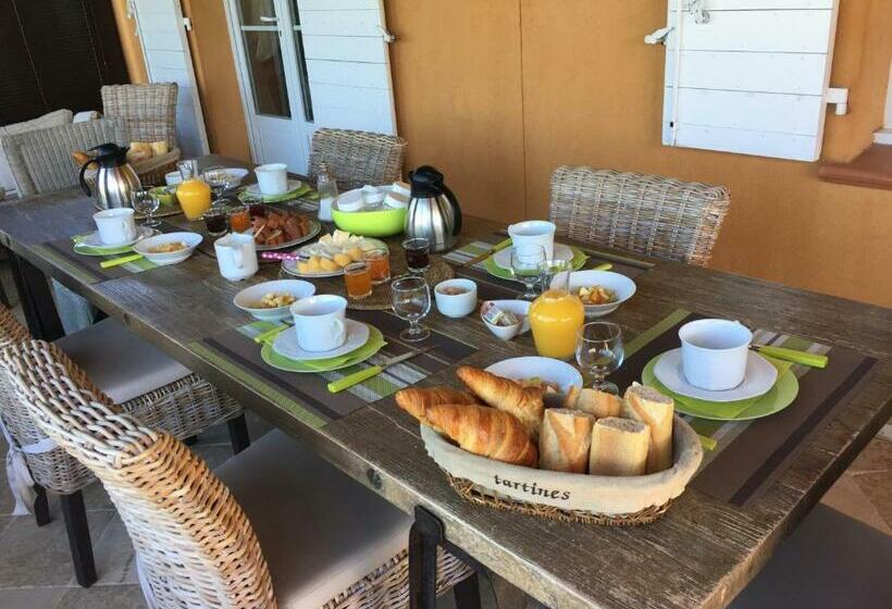 غرفة قياسية مزوَّدة بتراس, Mas De L Olivette