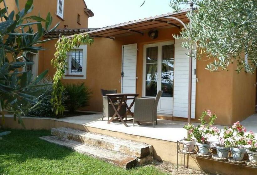 غرفة قياسية مزوَّدة بتراس, Mas De L Olivette