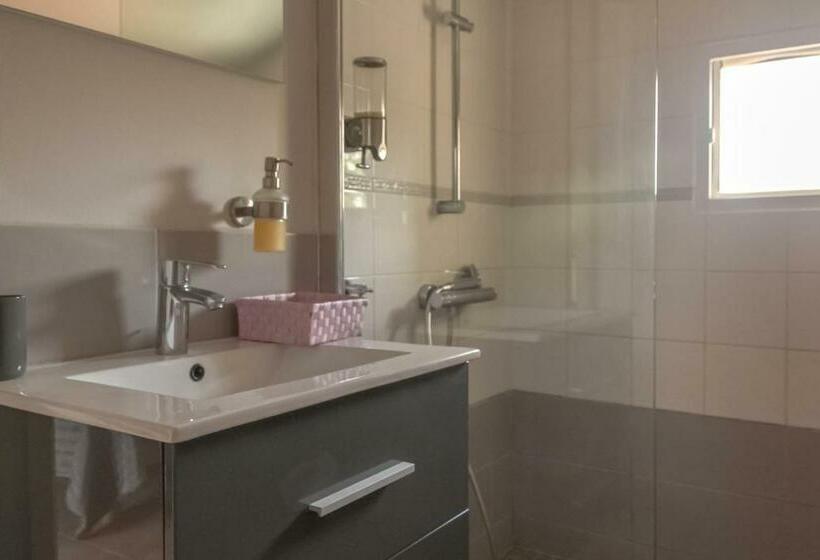 חדר סטנדרט לשלושה, Mas Saint Ange