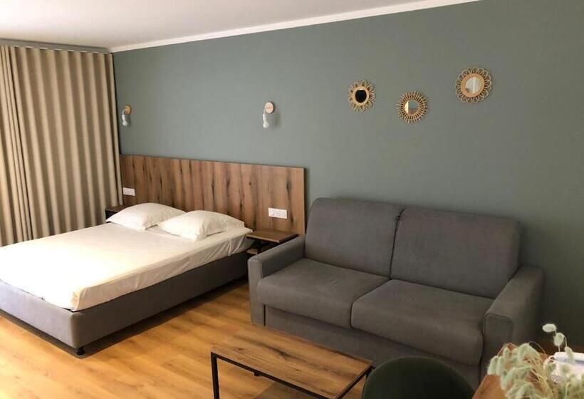 Четырехместный Номер Стандарт Вид на Сад, Auberge Les Oliviers