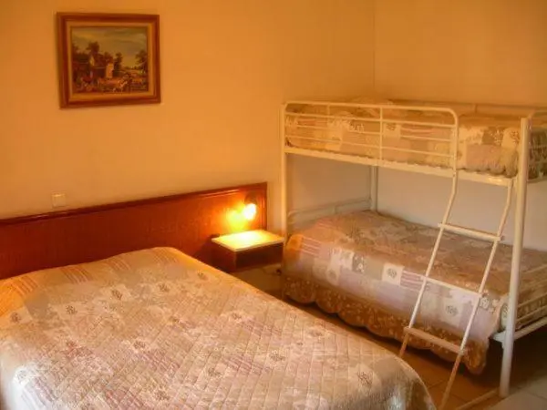 スタンダード4人部屋, Hôtel De La Madeleine à Tornac