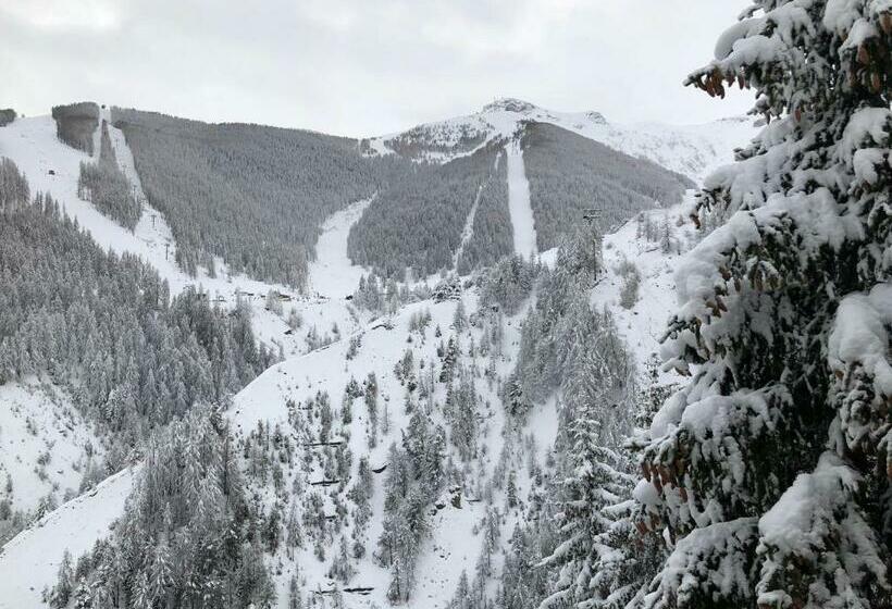 חדר סטנדרט עם מרפסת ונוף להרים, Hôtel Le Blainon