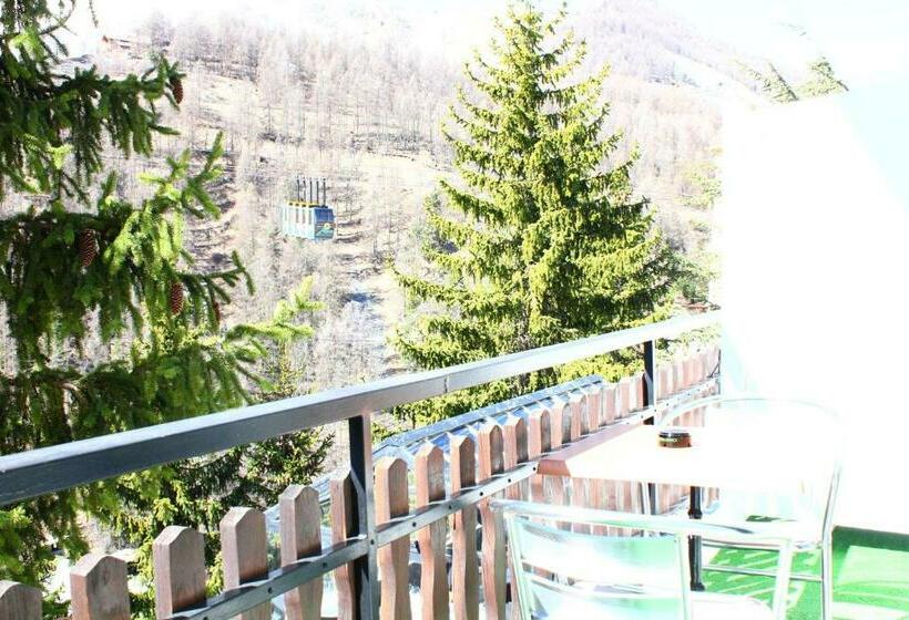 غرفة قياسية مزودة بتراس مطلة على الجبل, Hôtel Le Blainon