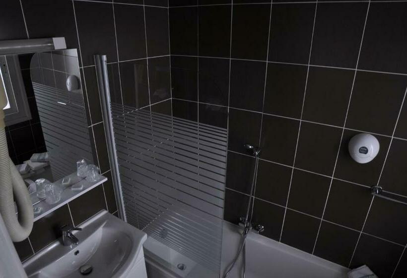 חדר סטנדרט עם מרפסת ונוף להרים, Hôtel Le Blainon