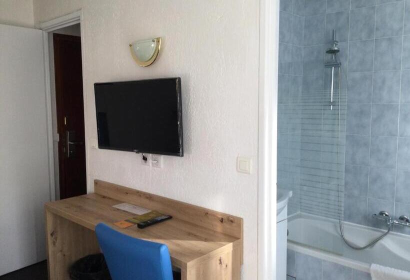 חדר סטנדרט עם מרפסת ונוף להרים, Hôtel Le Blainon