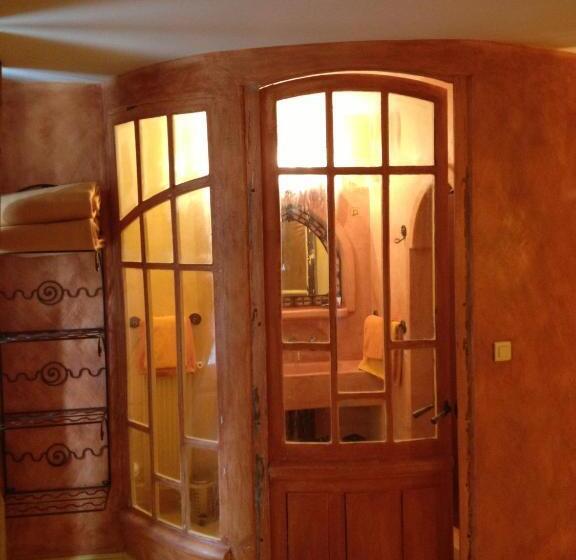 패밀리 룸, L Astrolabe