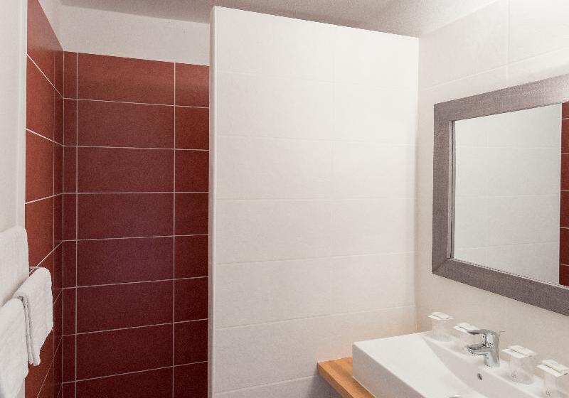 Четырехместный Номер Стандарт, Latitude Ouest Hotel Restaurant & Spa