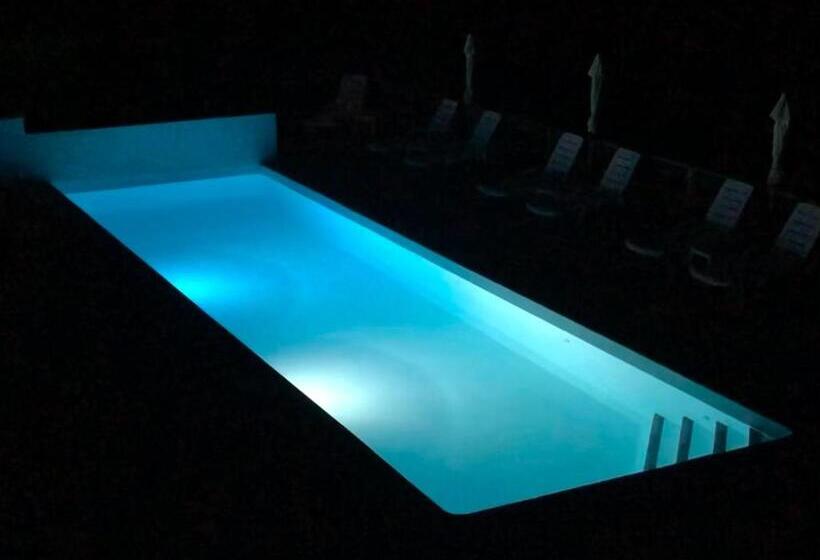 プールビュースタンダードルーム, Logis Hôtels Troglododo