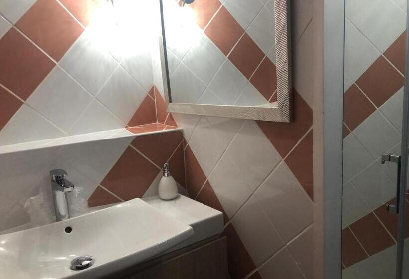 プールビュースタンダードルーム, Logis Hôtels Troglododo