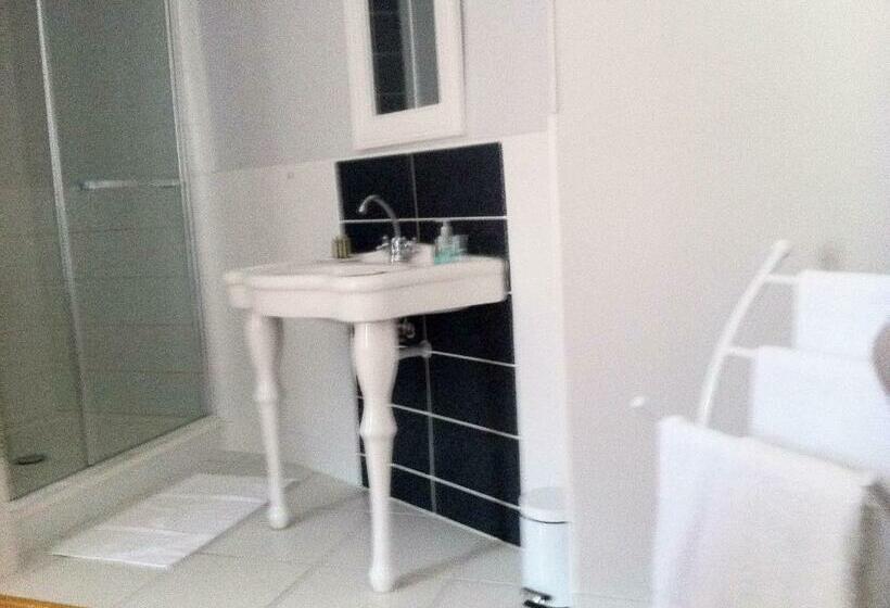 اتاق خانوادگی, La Demeure De Laclais