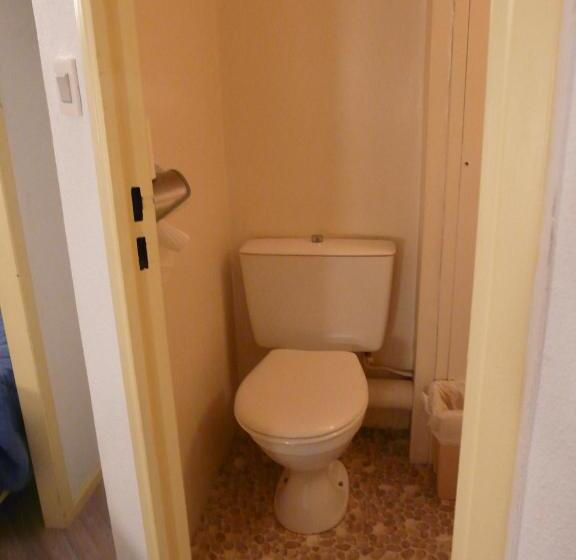 غرفة قياسية ثلاثية, Cat