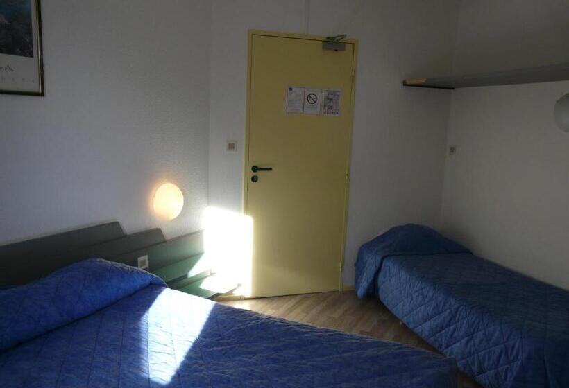 חדר סטנדרט לשלושה, Cat