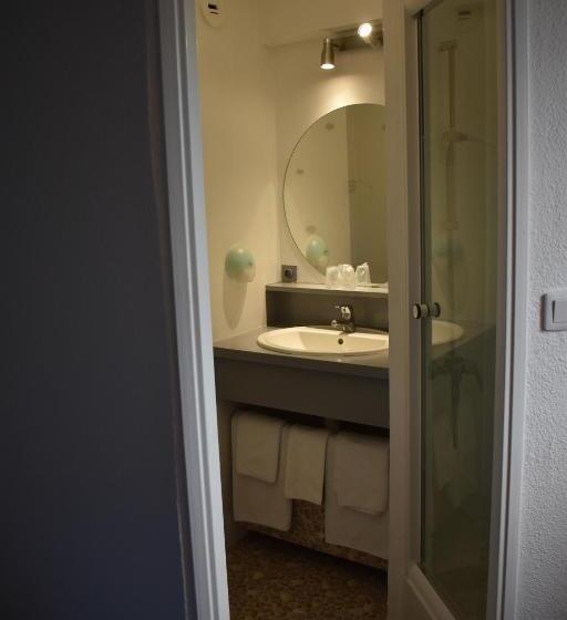 غرفة قياسية ثلاثية, Cat