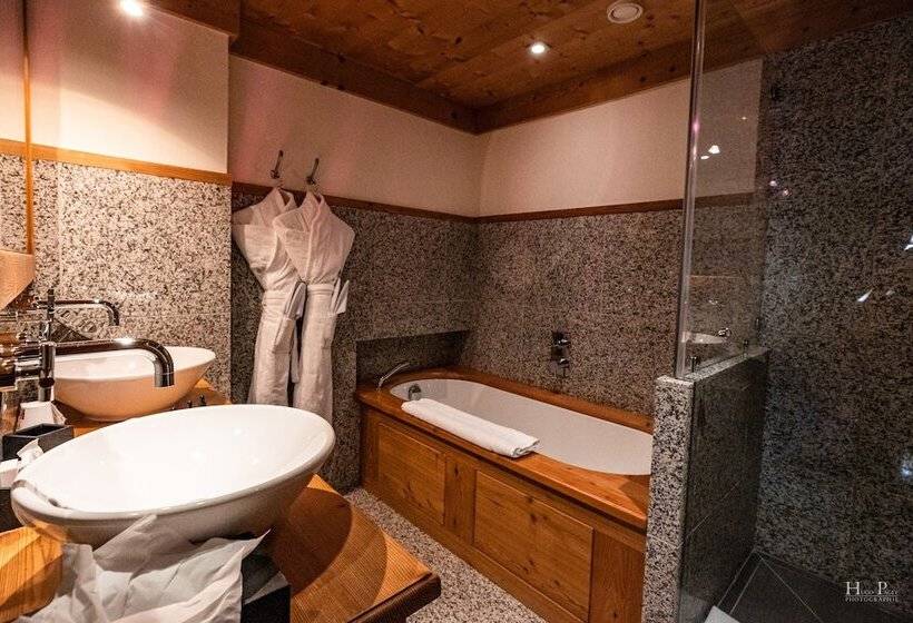 高级大房间, Fer A Cheval