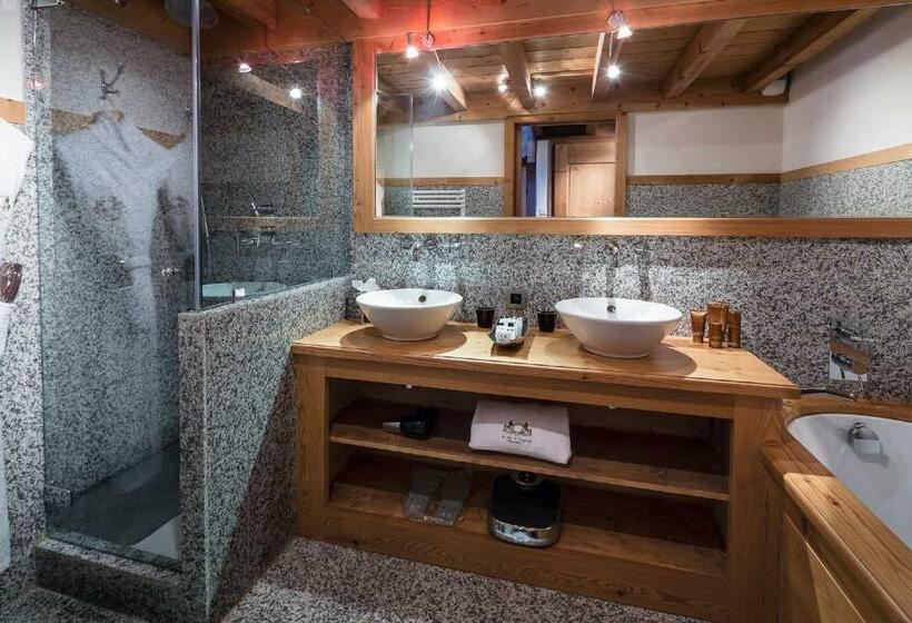 高级大房间, Fer A Cheval