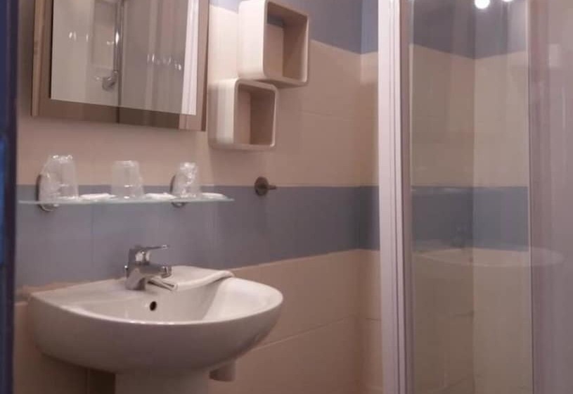 חדר סטנדרט לשלושה, De La Plage